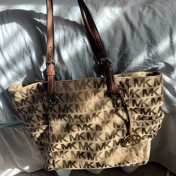 Michael Kors Pocket Book - Picture 8 of 9